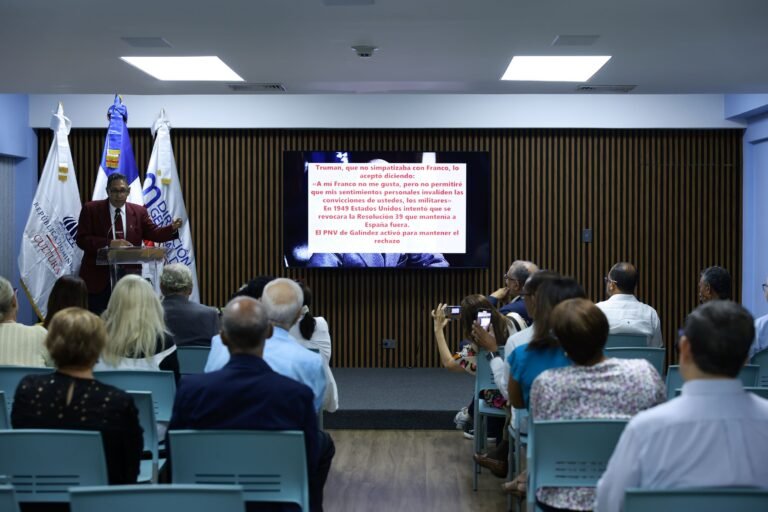 Momentos de la conferencia “El secuestro de Galíndez no fue como nos lo contaron sus verdaderos autores”, a cargo del escritor Aquiles Julián.