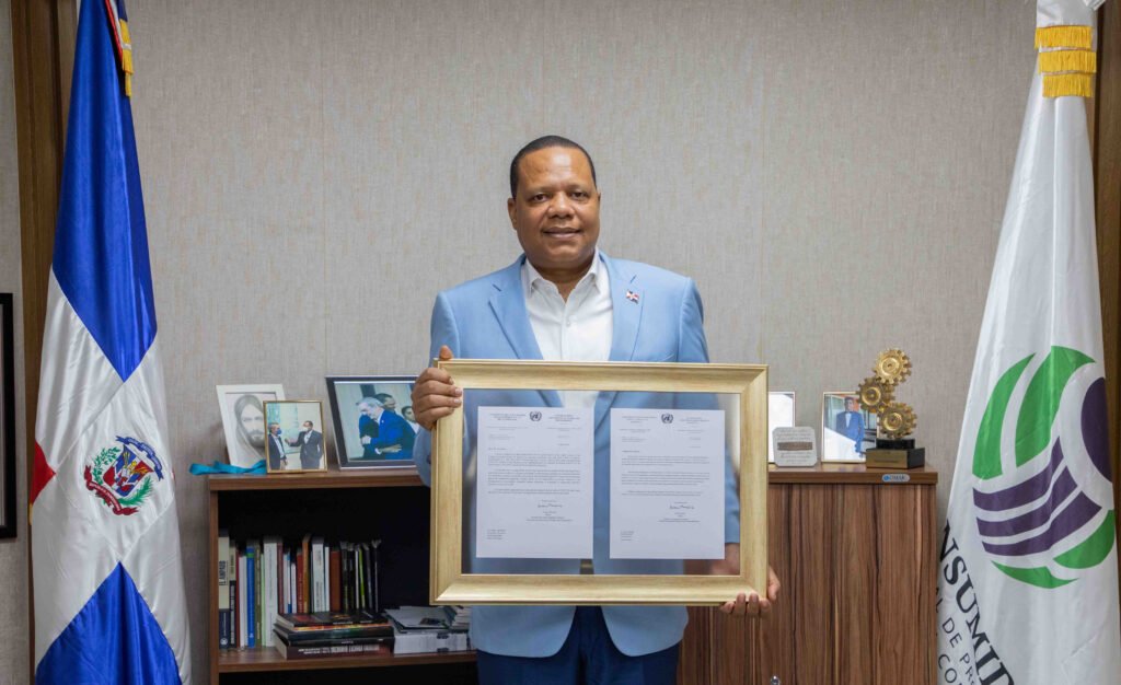 El director ejecutivo de Pro Consumidor, Eddy Alcántara, con el reconocimiento de la ONU-UNCTAD.