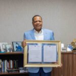 El director ejecutivo de Pro Consumidor, Eddy Alcántara, con el reconocimiento de la ONU-UNCTAD.