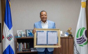 El director ejecutivo de Pro Consumidor, Eddy Alcántara, con el reconocimiento de la ONU-UNCTAD.