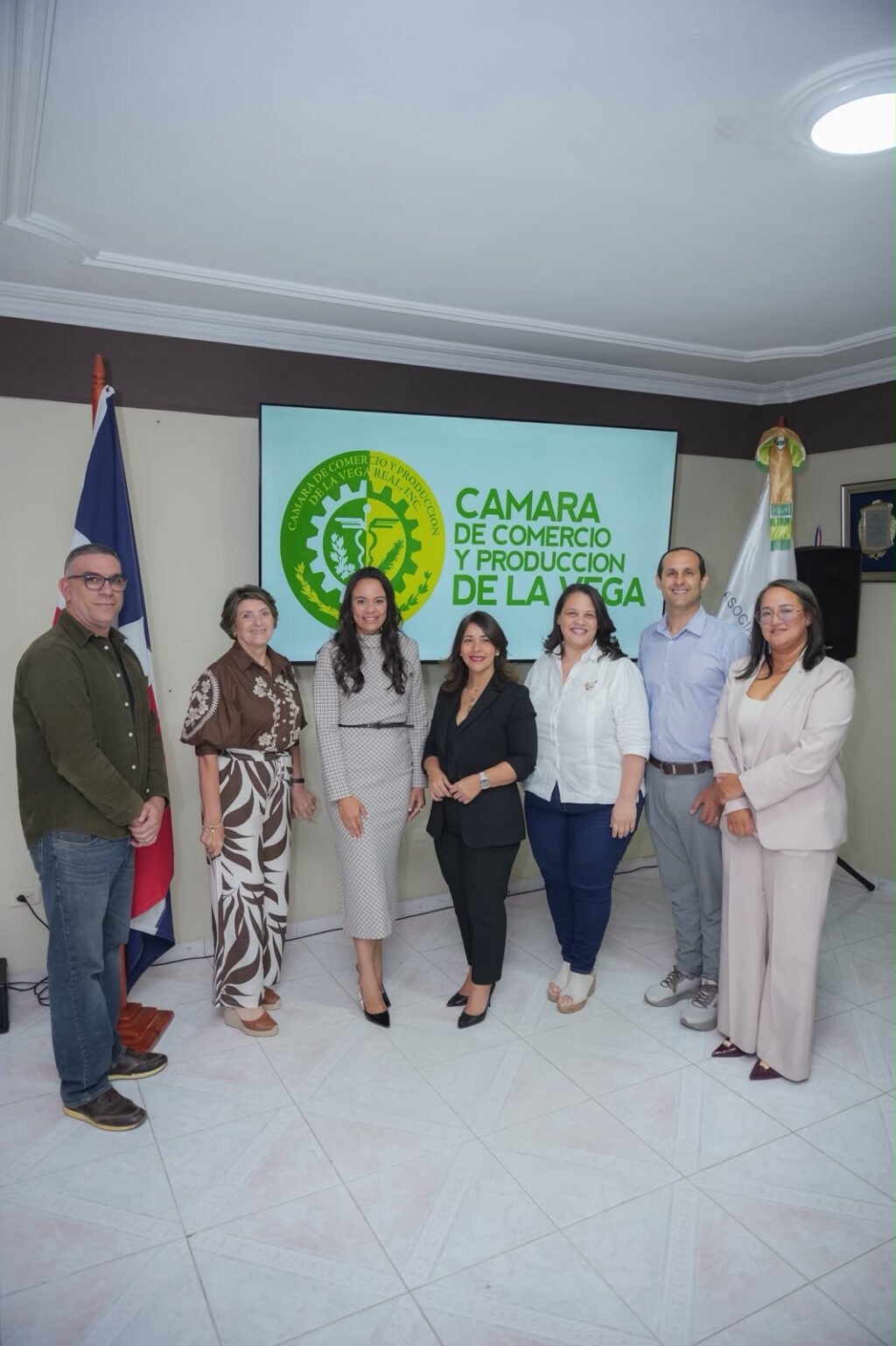 FOTO PRINCIPAL - Euclides Duraěn, Mariěa Felisa Gutieěrrez, Luz del Alba Rodriěguez, Luz Diěaz, Vienchy Rodriěguez, Eduardo Goěmez y Annery Camilo