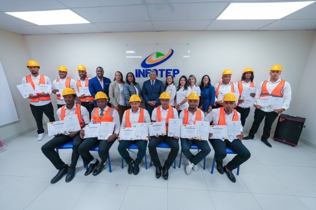 INFOTEP certifica 12 participantes como operadores de retroexcavadora
