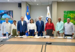 Integrantes de la Junta de Directores del INFOTEP, organo tripartido integrado por representantes del gobierno, empresarios y trabajadores