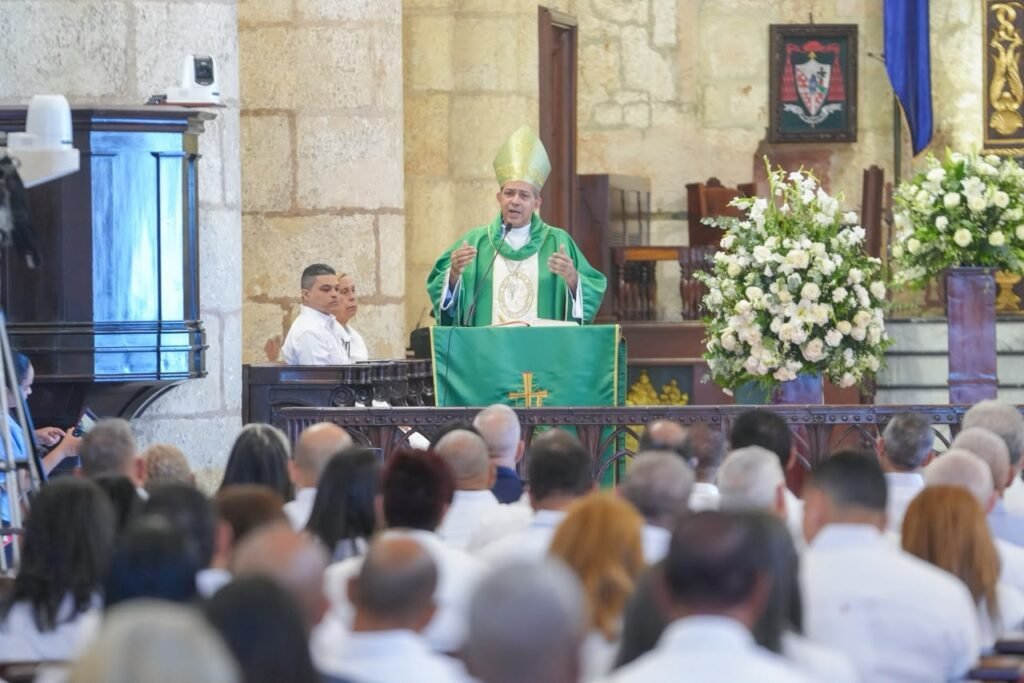 Monseñor Tomás Morel Diplán, arzobispo metropolitano de Santo Domingo, oficiando misa 46 aniversario INFOTEP