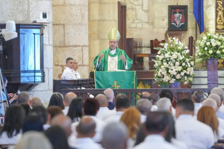 Monseñor Tomás Morel Diplán, arzobispo metropolitano de Santo Domingo, oficiando misa 46 aniversario INFOTEP